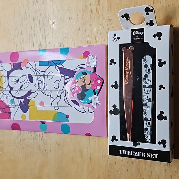 DISNEY MICKEY MOUSE TWEEZER AND MINNIE MOUSE NAIL FILES - Picture 11 of 12